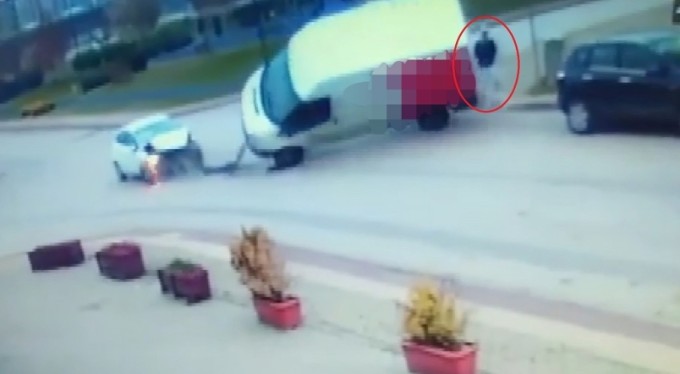 Bursa'da inanılmaz kurtuluş! Devrilen aracın altında kalmaktan son anda kurtuldu
