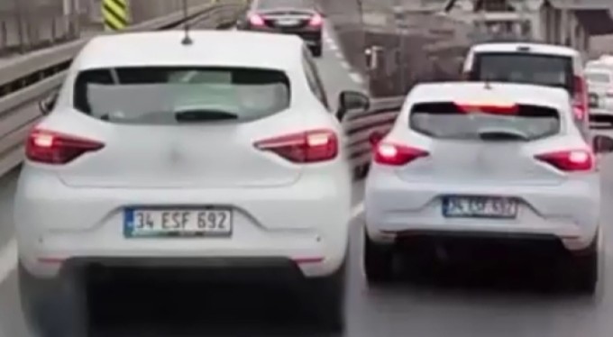 Ambulansa dakikalarca yol vermedi! İşte pes dedirten o görüntü...