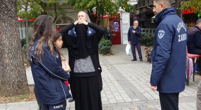 Çöpten yemek yeme numarası yapan dilenciler yakalandı