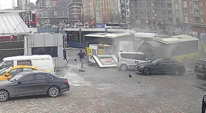 Tramvay ile otobüs çarpıştı! Ortalık savaş alanına döndü