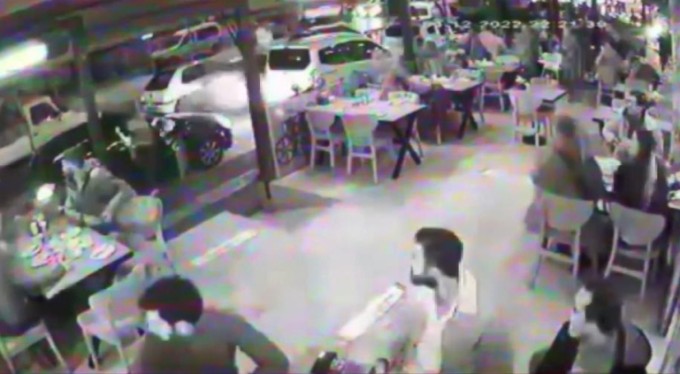 Bursa'da polisten kaçarken 4 otomobile çarpıp durabildiler... O anlar güvenlik kamerasında