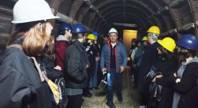 Bursalı öğrencilerinden madencilere destek