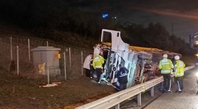 TEM Otoyolu'nda hafriyat kamyonu devrildi