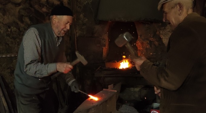 Bursalı İzzet Amca, 80 yaşında 30 köyün tarım aleti ihtiyacını karşılıyor