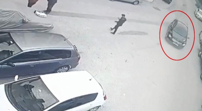 Bursa'da virajı alamayan sürücü, park halindeki otomobile böyle çarptı