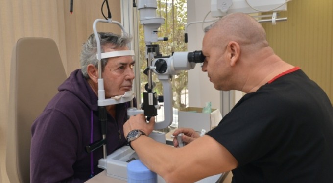 Efsane jön Salih Güney Bursa'da göz kapağı ameliyatı oldu