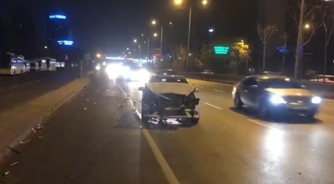 D-100 Kara Yolu'nda 2 araç çarpıştı