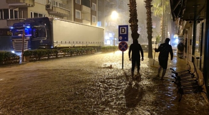 Antalya'yı sel vurdu! Evleri su bastı, araçlar zarar gördü