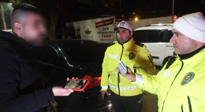 Bursa'da uygulama noktasından kaçtı, çıkmaz sokağa girince yakalandı