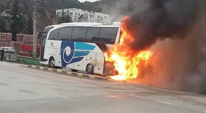 Bursa plakalı yolcu otobüsü alev alev yandı! Yolcular saniyelerle kurtuldu