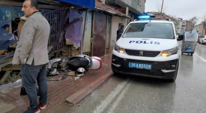 Otomobil tekel bayine daldı... 1 yaralı