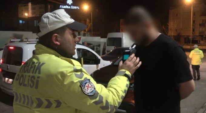 Bursa'da polisin alkollü sürücüyle imtihanı! Önce kaçmaya çalıştı, sonra 'Bana ters kelepçe yapın' dedi