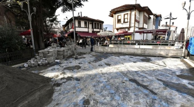 Abdal Camii çevresinde zemin yenileniyor