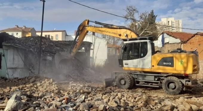 Osmangazi'de bir metruk yapı daha yıkıldı