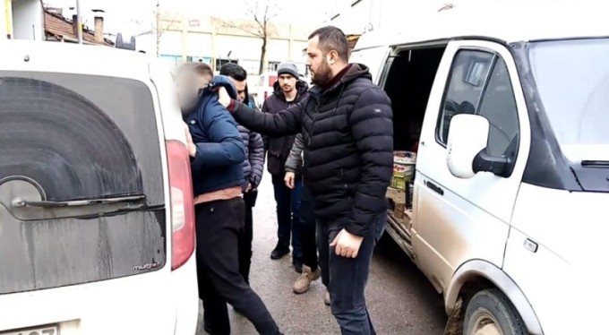 Bursa'da minibüste mahsur kalan hırsızı polis kurtardı