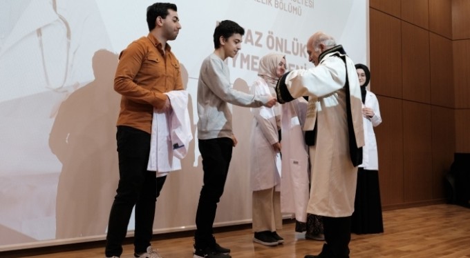 Mudanya Üniversitesinde hemşire adayları beyaz önlüklerini giydi