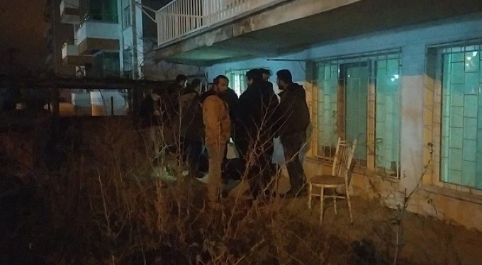 Boşanma aşamasındaki eşinin evinin önünde canına kıydı