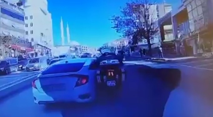 Hatalı şerit değiştirip motosikletliye çarptı, arkasına dahi bakmadan kaçtı