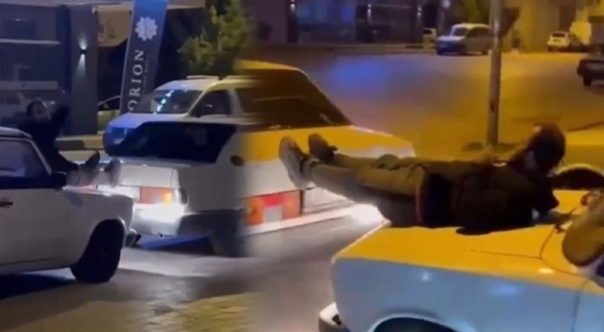 Arızalanan otomobilini böyle itti! Sosyal medyada gündem oldu