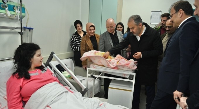 Başkan Aktaş, yeni yıla 2023'ün ilk bebeğiyle girdi