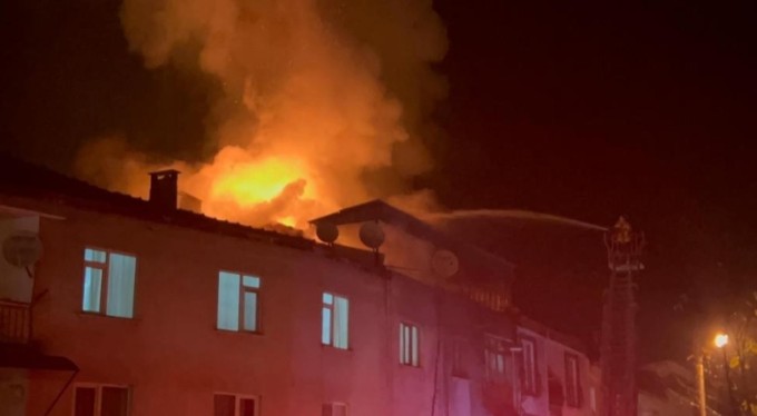Bursa'da korku dolu anlar! 3 katlı apartmanın çatısı alev alev yandı