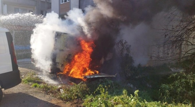 Bursa'da oto galeri önündeki minibüs alev alev yandı