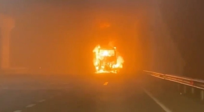 Bursa'da seyir halindeki yolcu otobüsü alev alev yandı