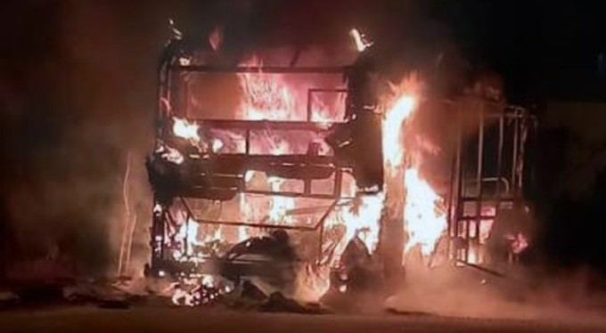 Bursa'da&nbsp;park halindeki halk otobüsü alev alev yandı