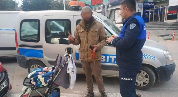 Bursa'dan 'dilenci' operasyonu! Monttan 5, monttaki delikten 700 lira çıktı