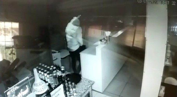 Bursa'da işyerinde hırsızlık güvenlik kamerasına yansıdı