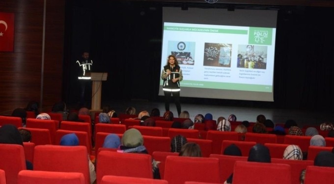 İNESMEK kursiyerlerine "En İyi Narkotik Polisi Anne" projesi anlatıldı
