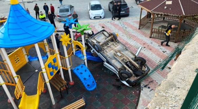 Bursa'da facia teğet geçti! Otomobil çocuk parkına uçtu