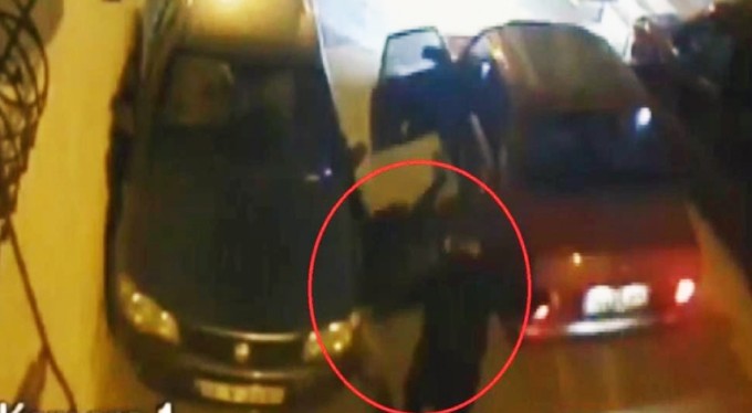 Bursa'da otomobilini hırsızın elinden böyle kurtardı!  O anlar kamerada...