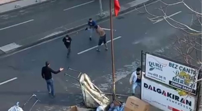 Kağıt toplayıcılarının karton kavgası kamerada