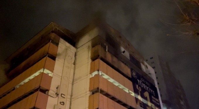 Bursa'da 7 katlı otoparkta yangın! 3 araç küle döndü
