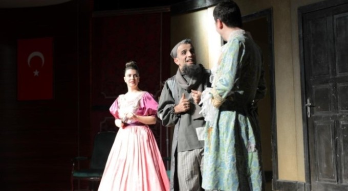 &nbsp;Moliere'in Cimrisi İnegöl'de kahkaha tufanı yaşattı