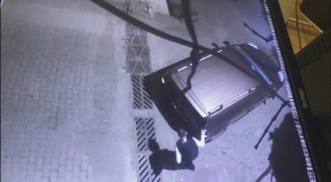 Bursa'da otomobilli mazgal hırsızları kamerada! Kıskıvrak yakalandılar