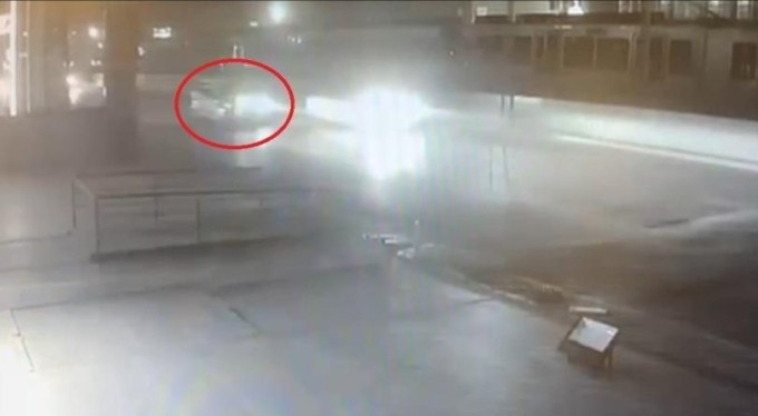 Bursa'da makas atan hafif ticari araç, motosikleti altına aldı