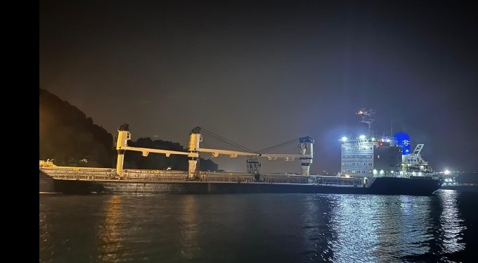 Yük gemisi karaya oturdu, Boğaz'da gemi trafiği askıya alındı