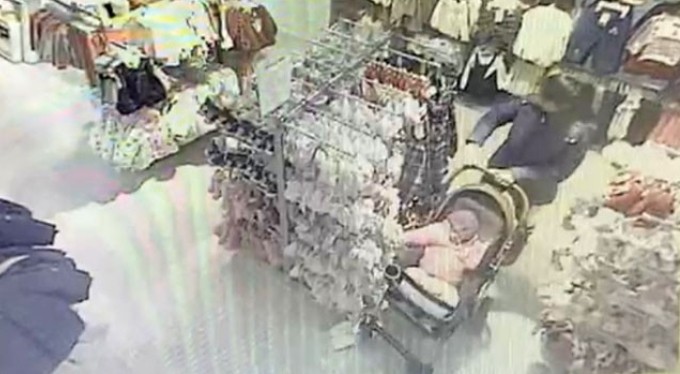 Bebek arabasıyla hırsızlık anbean kamerada!