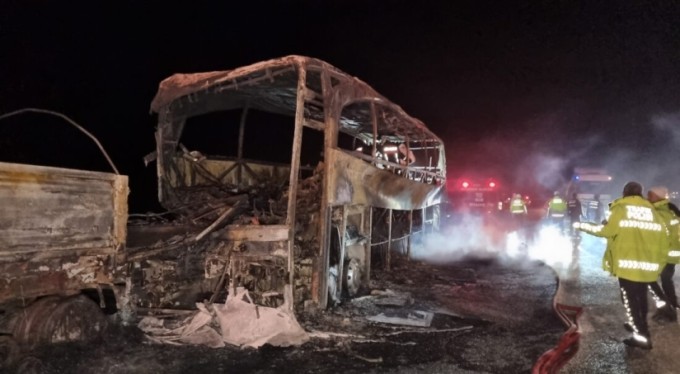 Mersin'de otobüs tıra arkadan çarptı: 3 ölü, 37 yaralı