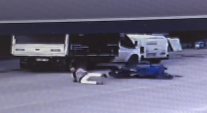 Bursa'da motosiklet kazası! Böyle sürüklendi