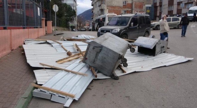 Bursa'da şiddetli lodos hayatı felç etti