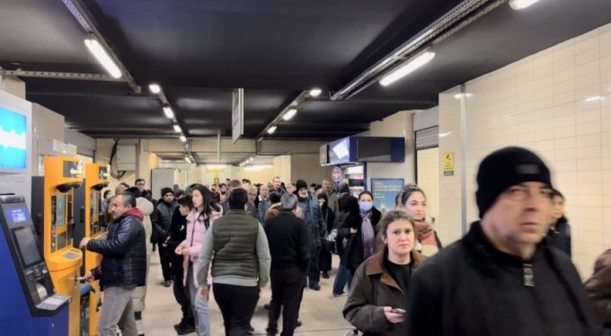Bursa'da lodos binanın çatısı uçurdu, metro seferleri iptal oldu