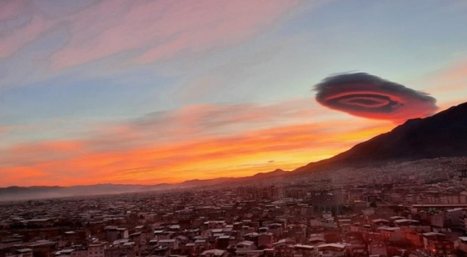 Bursa'da gökyüzünde görsel şölen! UFO görünümlü bulut