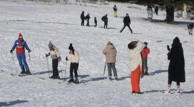 Bir günlük kar yağışı yetti! Yarı yıl tatiliyle Uludağ'da pistler doldu