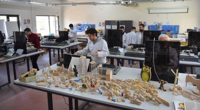 Yıldırım'da kursiyerler miniklere oyuncak yapıyor