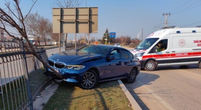 Bursa'da direksiyon başında fenalaşıp lüks otosuyla ağaca çarptı