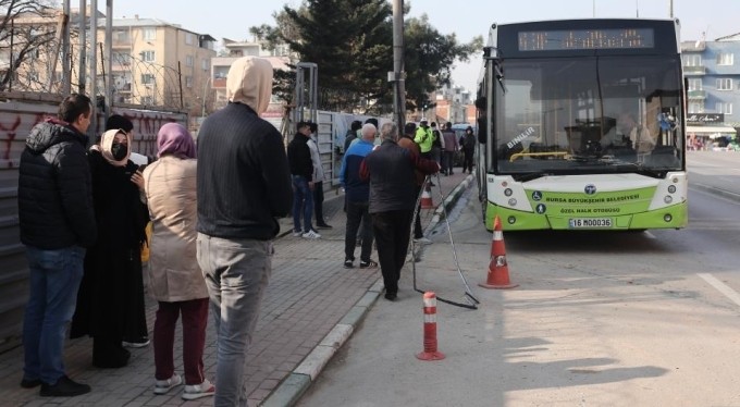 Bursa'da otobüste 'durak geçme' kavgası! Park halindeki araçlara vurdu