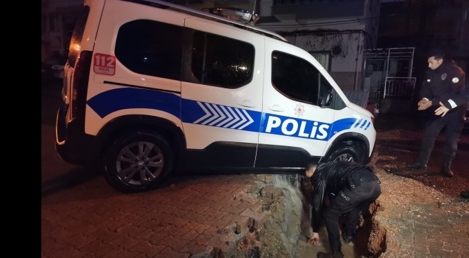 İzmir'i sağanak vurdu: Polis aracı çöken yolun içine düştü